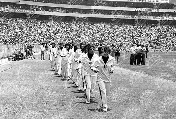 México 1971 - Selección Mexicana entrando de traje blanco